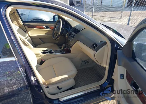 2011 Mercedes-Benz C 300 Luxury 4Matic/Sport 4Matic z USA, uszkodzony, nr VIN WDDGF8BB7BR142442